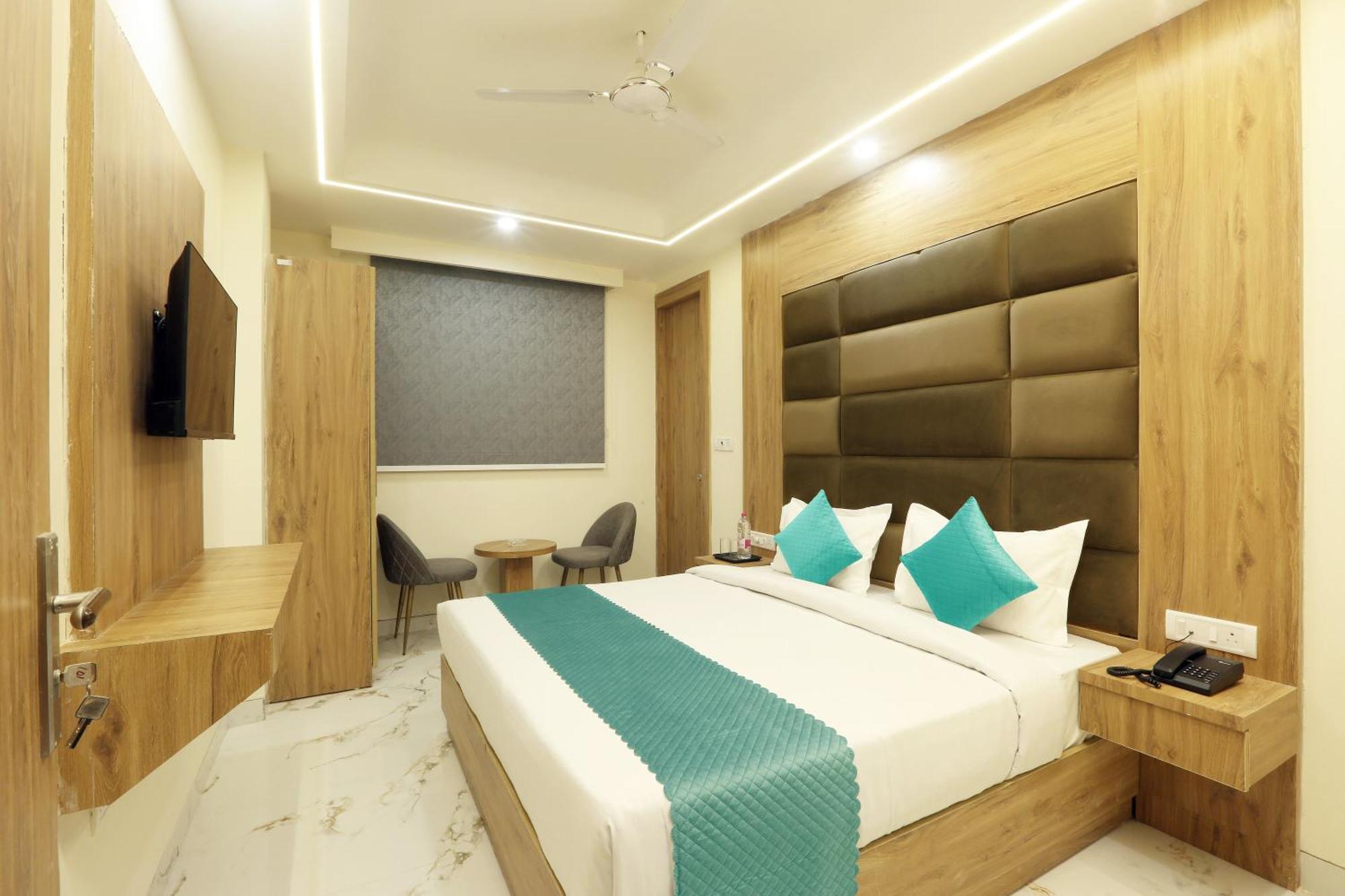 Hotel Luxe Manor Near Delhi Airport New Delhi Bagian luar foto