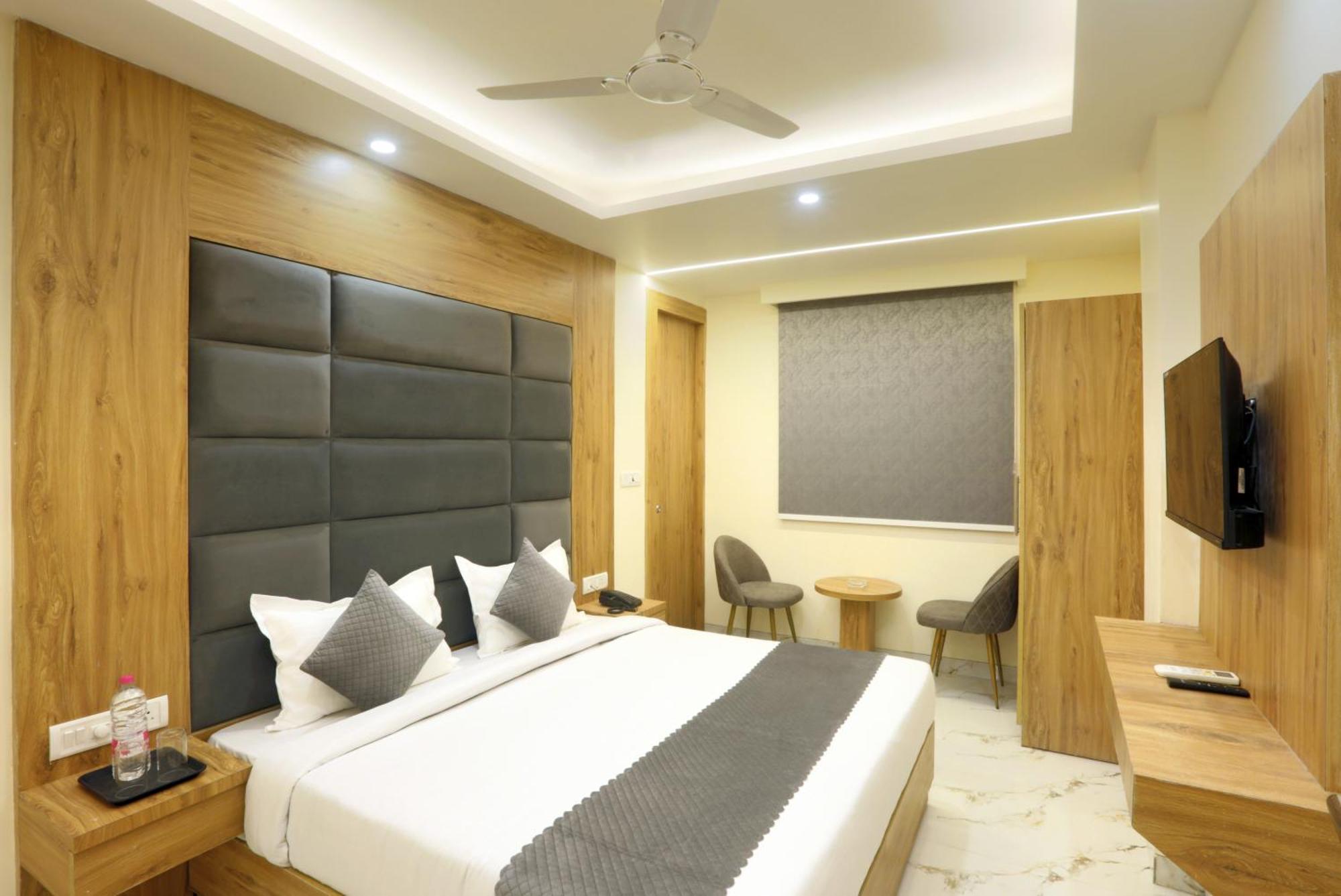 Hotel Luxe Manor Near Delhi Airport New Delhi Bagian luar foto