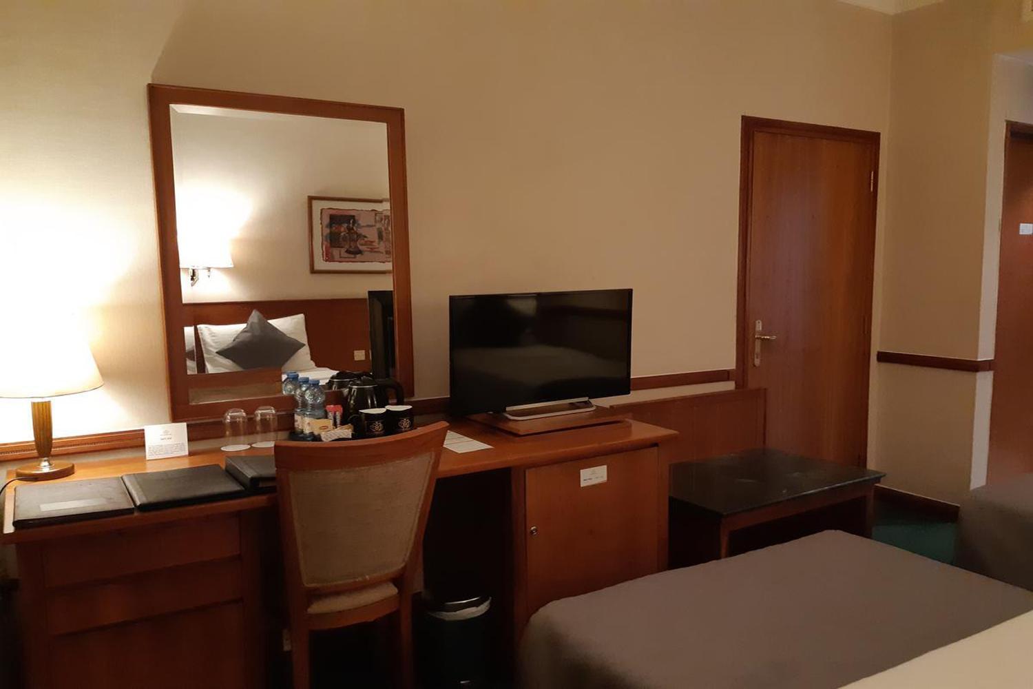 Hotel Luxe Manor Near Delhi Airport New Delhi Bagian luar foto